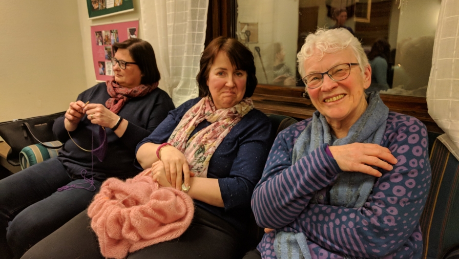 May Synnøve, Lene og Turid Næss i sofakroken