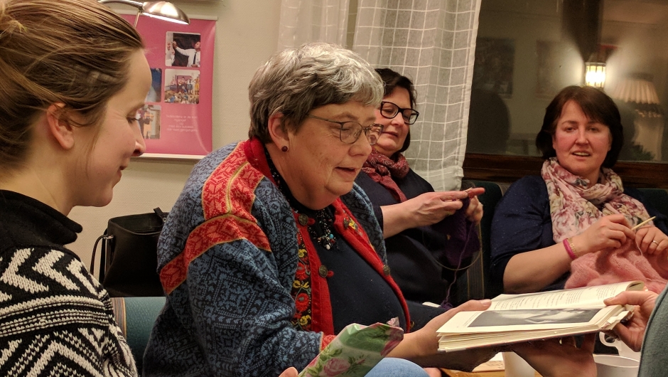 Rakel Moen, Åse Kristine Guthus, May Synnøve Næs Engen og Lene Bråtejordet ser på oppskriftsbok fra 1946