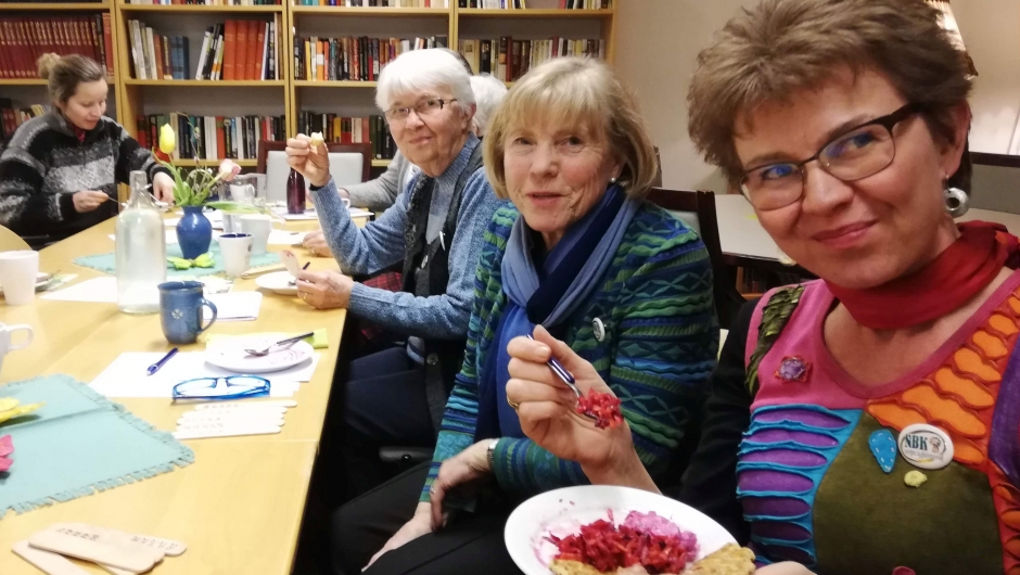 Kathrine Kleveland, Torunn B Solberg og Ellen-Marie Rønningen nyter bordets gleder Kathrine Kleveland, Torunn B Solberg og Ellen-Marie Rønningen nyter bordets gleder
