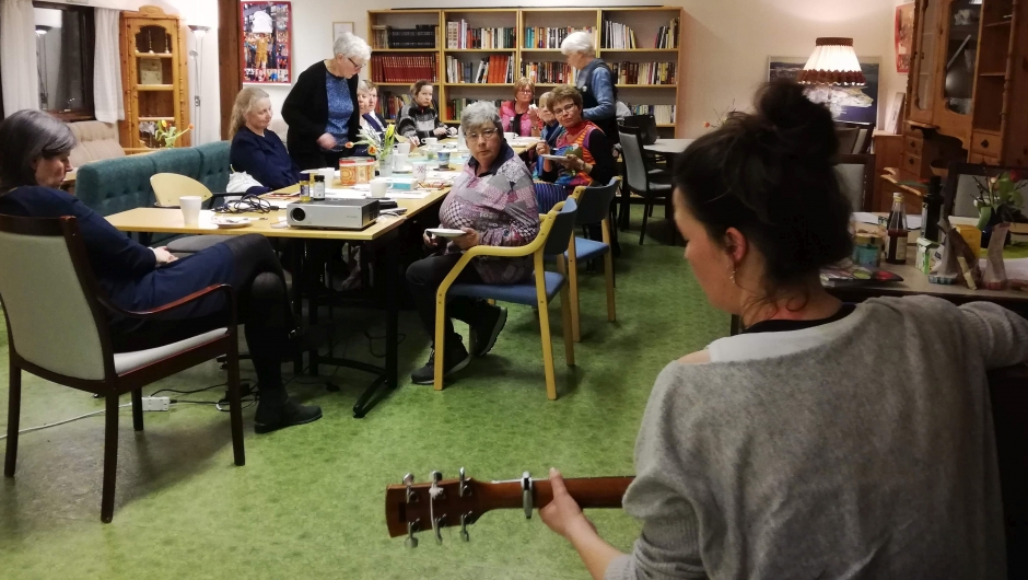 Ingvild Stomsvik gledet oss med vakker sang og gitarspill Ingvild Stomsvik gledet oss med vakker sang og gitarspill