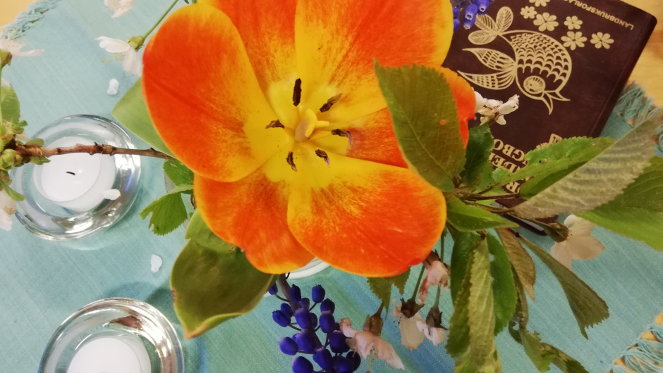 Bjørg Kalager og Anne K Auen hadde dekket bordene vårlig og vakkert Bjørg Kalager og Anne K Auen hadde dekket bordene vårlig og vakkert