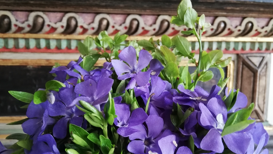 Blomsterpyntet kirke i rødt, hvitt og blått Blomsterpyntet kirke i rødt, hvitt og blått