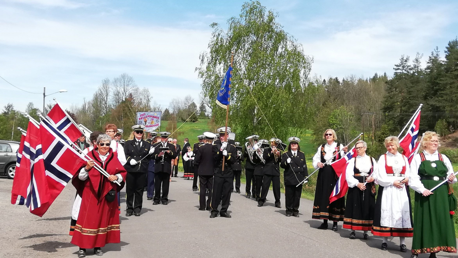 Oppstilling foran Hillestad kirke