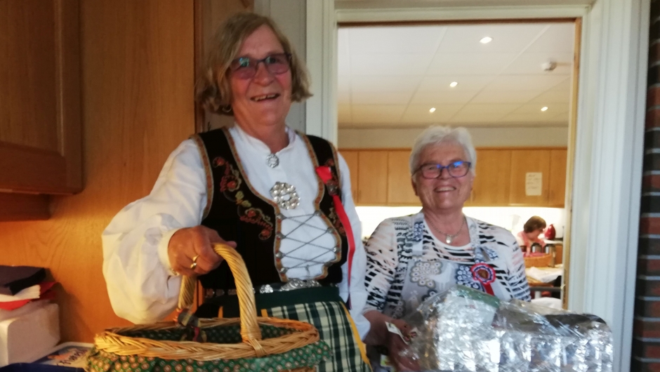 Glad loddselger og vinner! Kristine Monrad og Bjørg Kalager Glad loddselger og vinner! Kristine Monrad og Bjørg Kalager