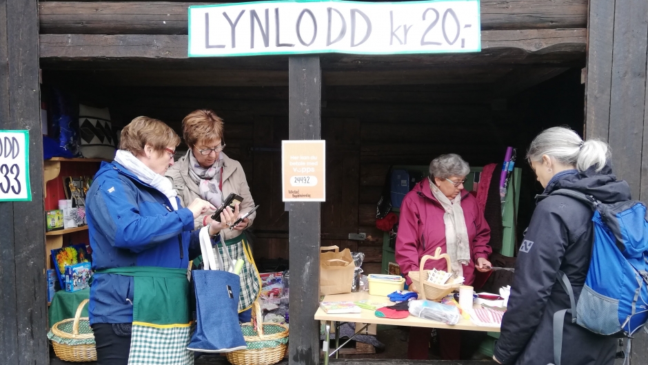 Alle utstillerne ga en gevinst, det er det det koster å stå på markedet. Her er lynloddstanden