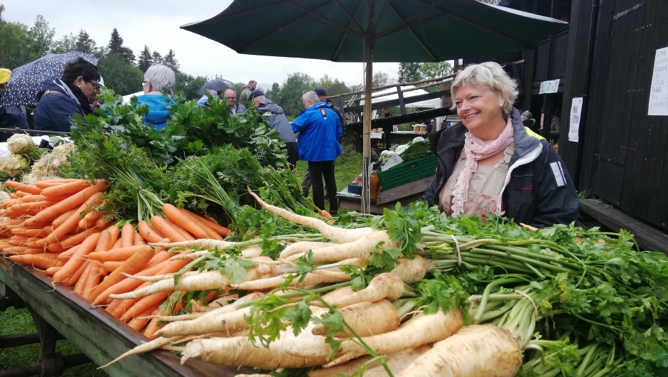 Grønnsaksalget sto Reidvin-tunet for, iår også. Med ei flott, gammel vogn breddfull av friske grønnsaker var de et blikkfang Grønnsaksalget sto Reidvin-tunet for, iår også. Med ei flott, gammel vogn breddfull av friske grønnsaker var de et blikkfang