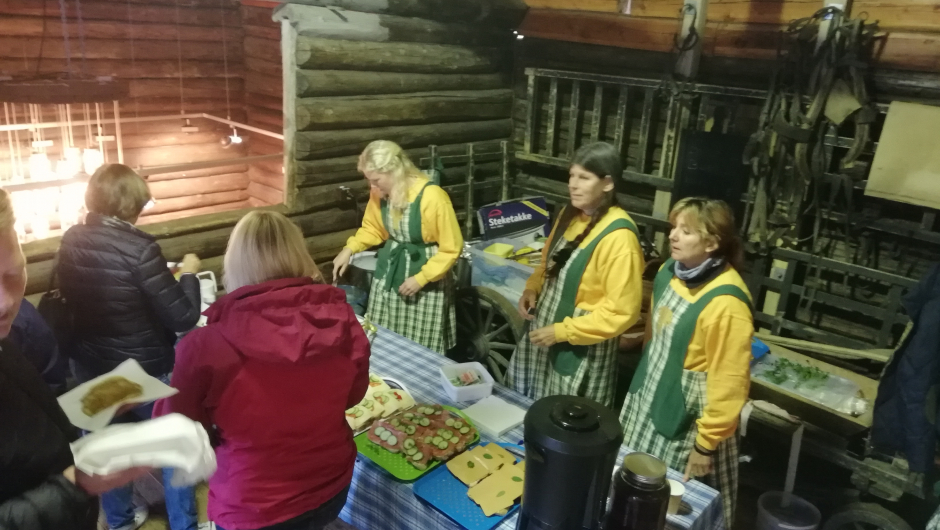 Låvekafeen - med sveler og blings - Julie Guttormsen, Inger Johanne Gran og Marianne Låvekafeen - med sveler og blings - Julie Guttormsen, Inger Johanne Gran og Marianne
