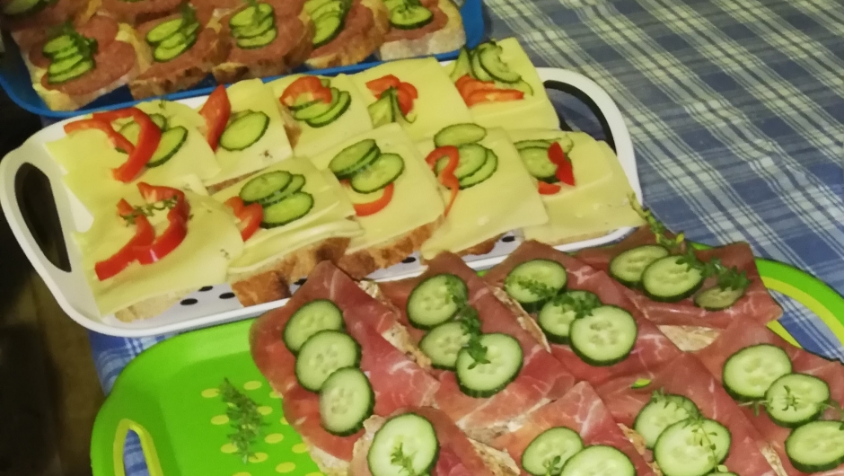 Blings og sveler var tilbudet på Låvekafeen. Populært. Blings og sveler var tilbudet på Låvekafeen. Populært.