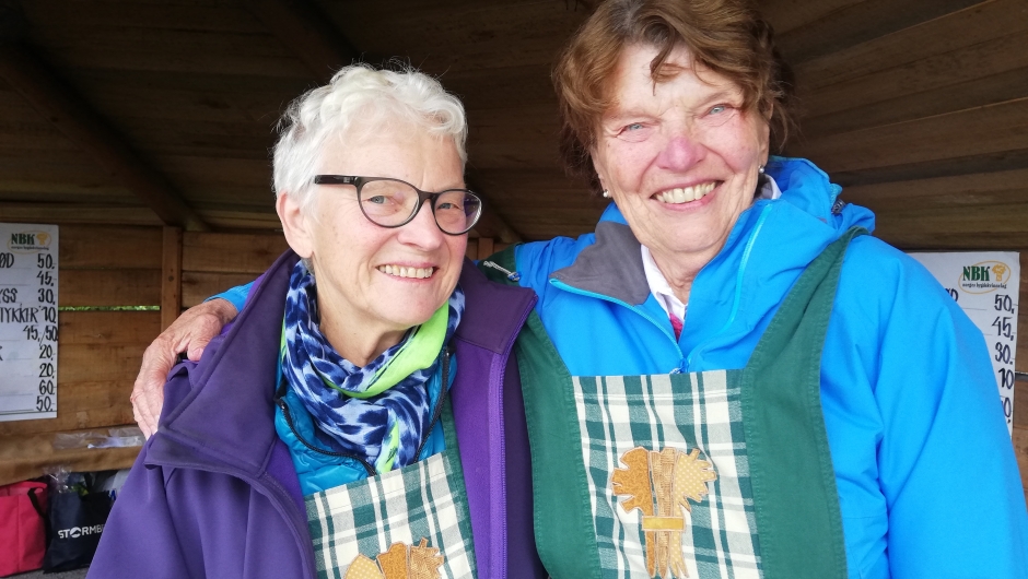 Blide bygdekvinner i Bakahuken: Turid Næss og Kari Øverland Blide bygdekvinner i Bakahuken: Turid Næss og Kari Øverland