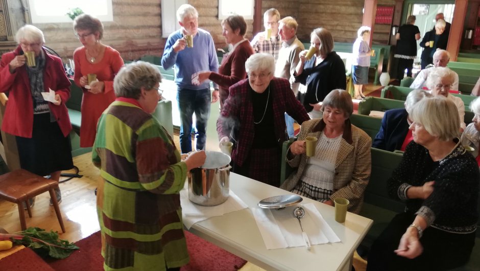 Åse Kristine Guthus serverte velsmakende Kjærlighetssuppe etter oppskrift fra "Vestfold Spiskammers" Åse Kristine Guthus serverte velsmakende Kjærlighetssuppe etter oppskriftfra "Vestfold Spiskammers"