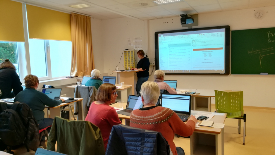 Damene er fullt konsentrerte over datamaskinane. Foto: Omvikdalen bygdekvinnelag