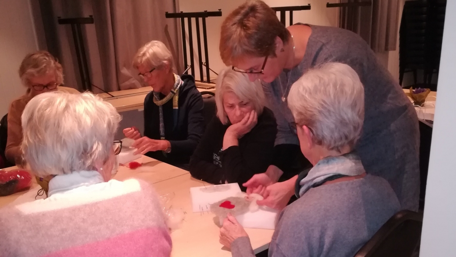 Hilde forklarar for konsentrerte deltakarar. Foto IS Hilde forklarar for konsentrerte deltakarar. Foto IS