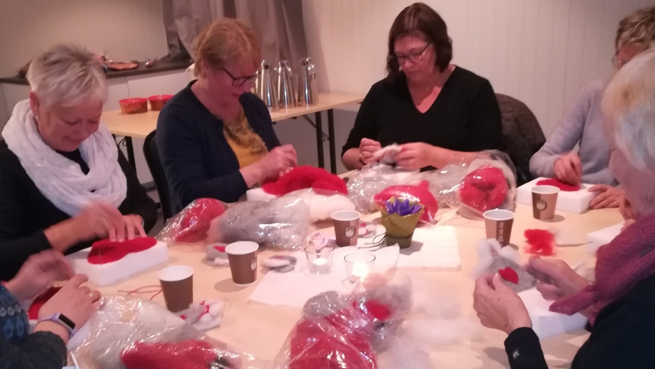 Produksjonen i full gang! Kaffi høyrer med! Foto IS Produksjonen i full gang! Kaffi høyrer med! Foto IS