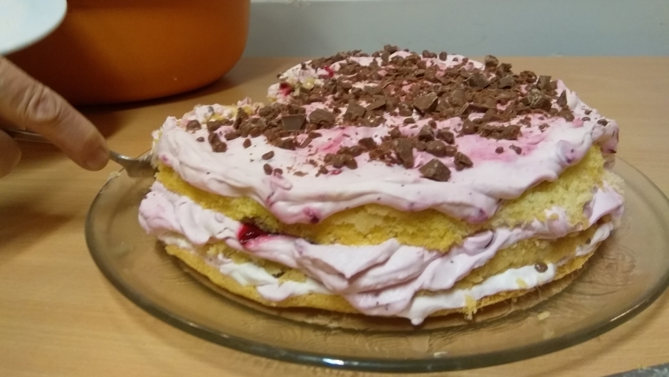 Bløtkake med tyttebær og Nyr Bløtkake med tyttebær og Nyr