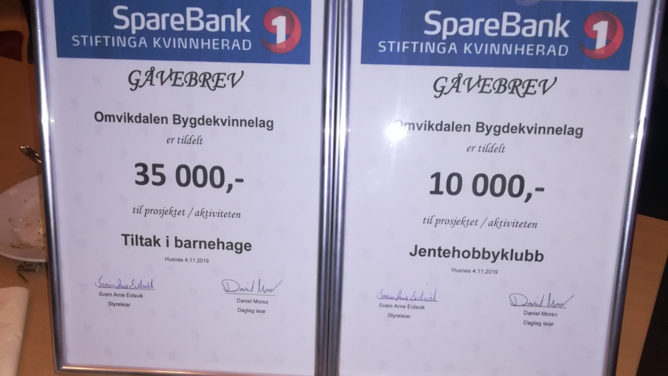 Gåvebrev frå SpareBank1 stiftinga. Foto Ingunn Sandvik