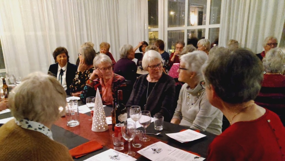 Hyggelig prat rundt bordet. Hyggelig prat rundt bordet.