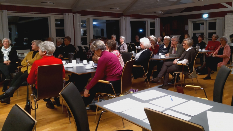 Tema førstehjelp og bruk av hjertestarter. Lydhøre bygdekvinner