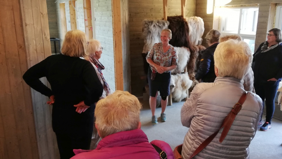 Tone Almehagen fortalte hva de har tenkt å bruke driftsbygningen til. Tone Almehagen fortalte hva de har tenkt å bruke driftsbygningen til.