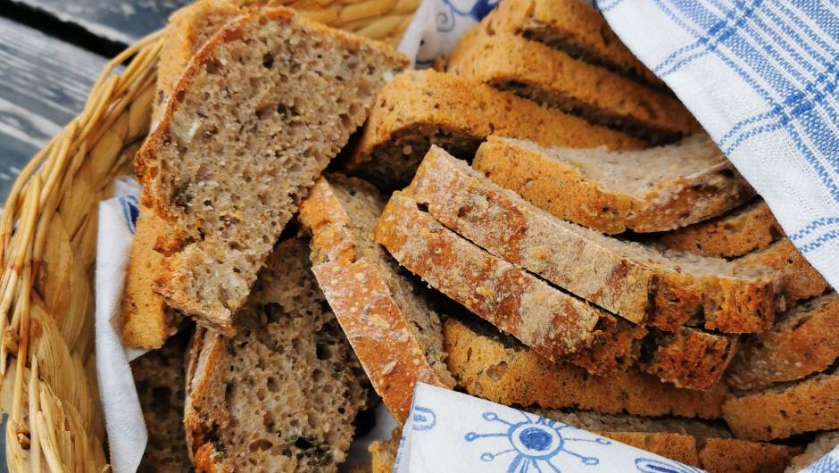 Surdeigsbrød med tørka brennesle