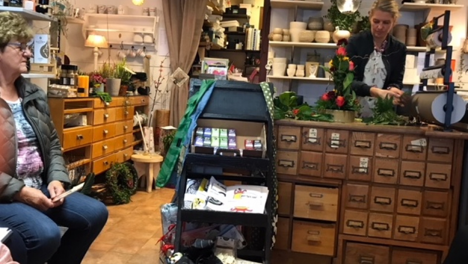 Elin setter opp en vakker dekorasjon med bl.a. solsikker, roser og nelliker