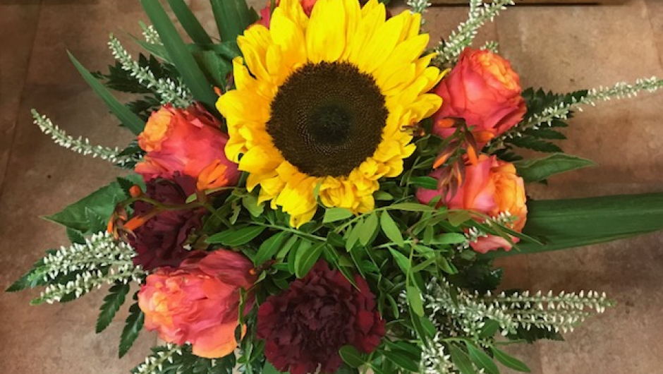 En spennende bukett, solsikke, roser, nelikker, lyng og grønt. En av oss var så heldig å vinne buketten!