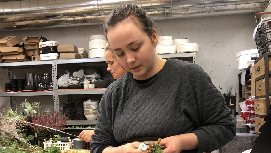 Lærling Villbjørk hjalp oss også. Kransekurs