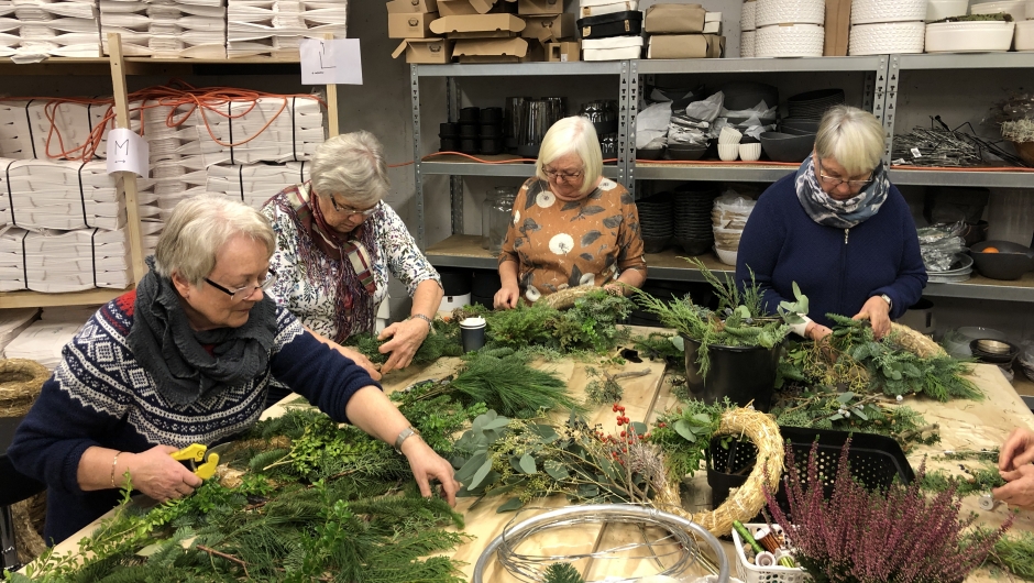 Mariann, Rigmor, Bente og Reidun i dyp konsentrasjon. Kransekurs