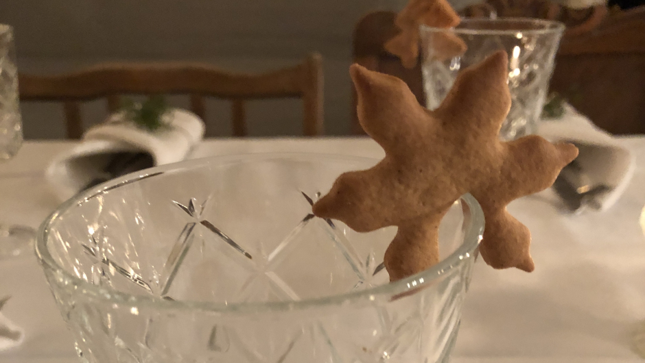 Glasspynt av pepperkakedeig. Julemøte