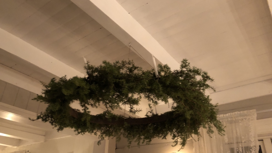 Krans bundet på tønnebånd. Julemøte