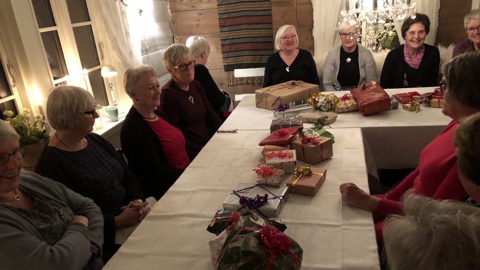 No blir det pakkeleik. Julemøte