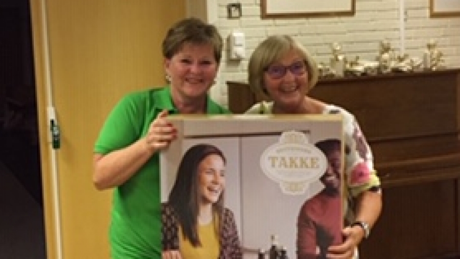 Her får vinneren Gry overrrakt takken hun vant i forbindelse med vårens vervekonkurranse.