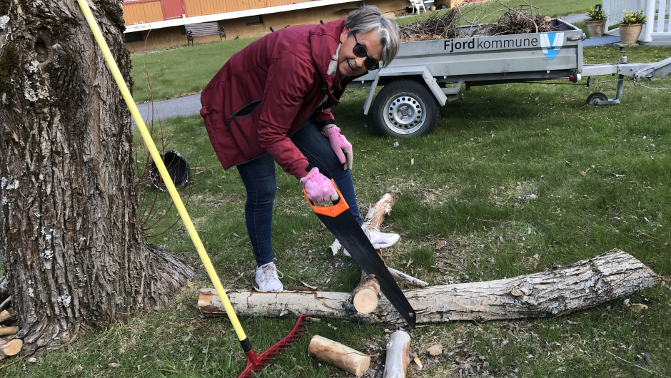 Kjellaug tok med sag og laga ved til bålpanna. Kjellaug tok med sag og laga ved til bålpanna.