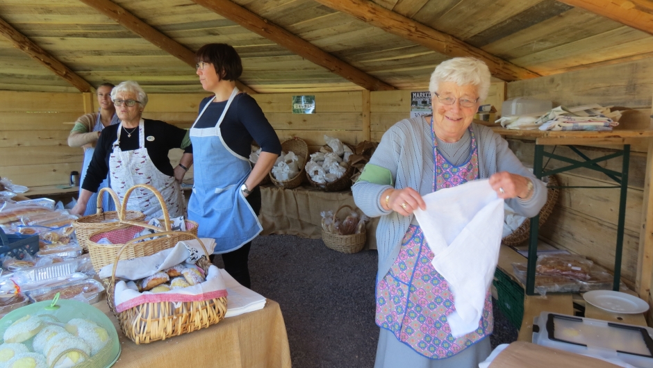 Berit Tronrud har lang fartstid som ansvarlig for å få inn hjemmebakst for salg- Alltid like blid og lugn.