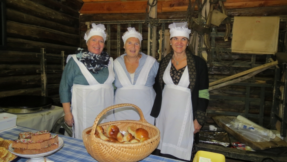 Låvekafeens serveringsdamer Gunhild Sønslien, Mary-Ann Aasen og Inger Åse Tho Bråthen