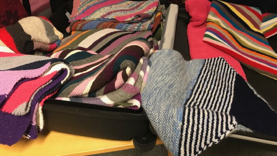 Over 100 strikkede ulltepper pakkes i kofferter og tas med til Guatemala i mars