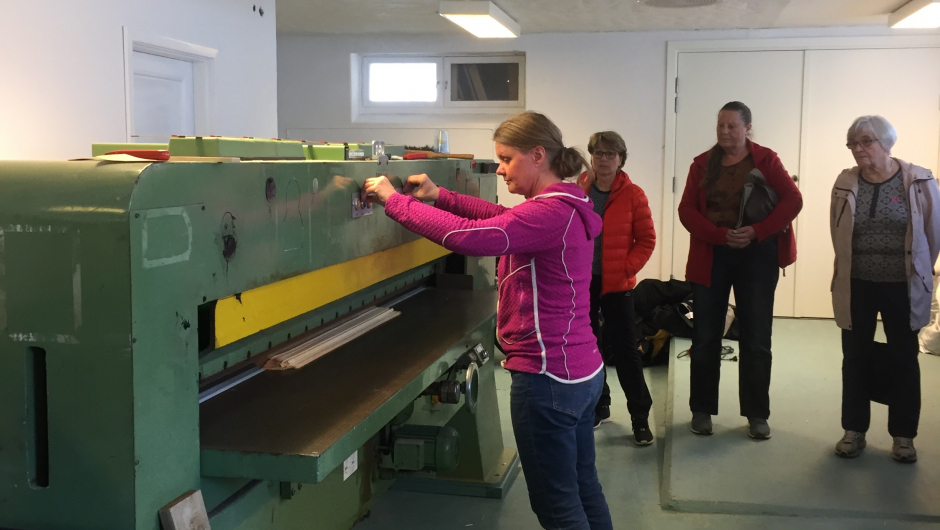 Irene ved kuttemaskina, starten på prosessen med furugardina.