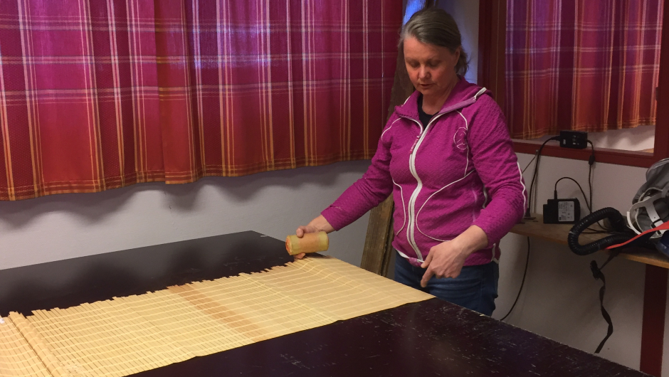 Gardinene må kuttast.