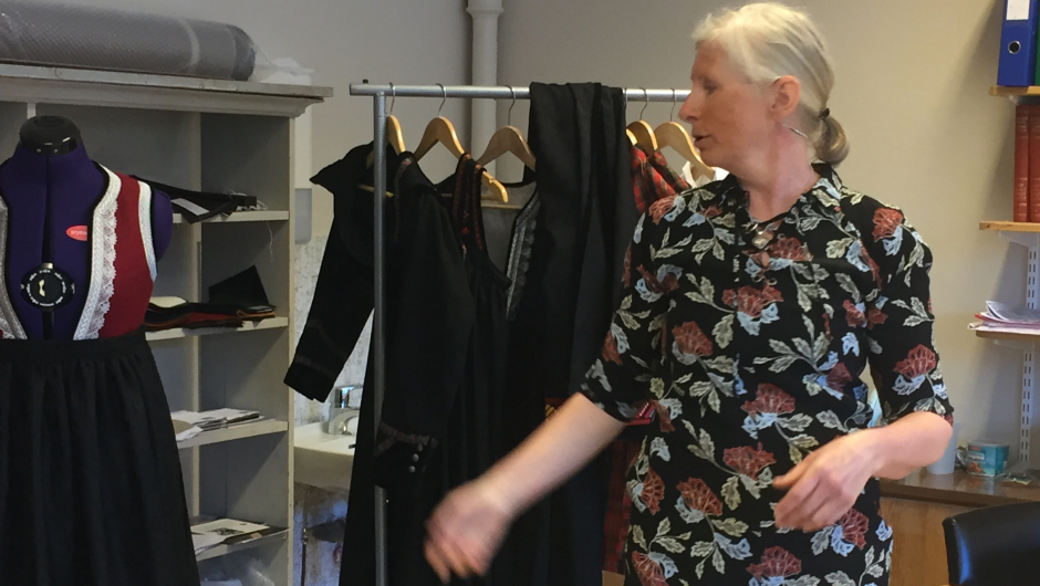 Det er mykje handsaum på ein bunad!