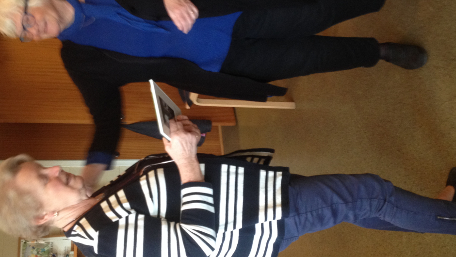 Jorun Ouff overrekker en Matbok fra Vestfold til Sissel Bergan som takk.