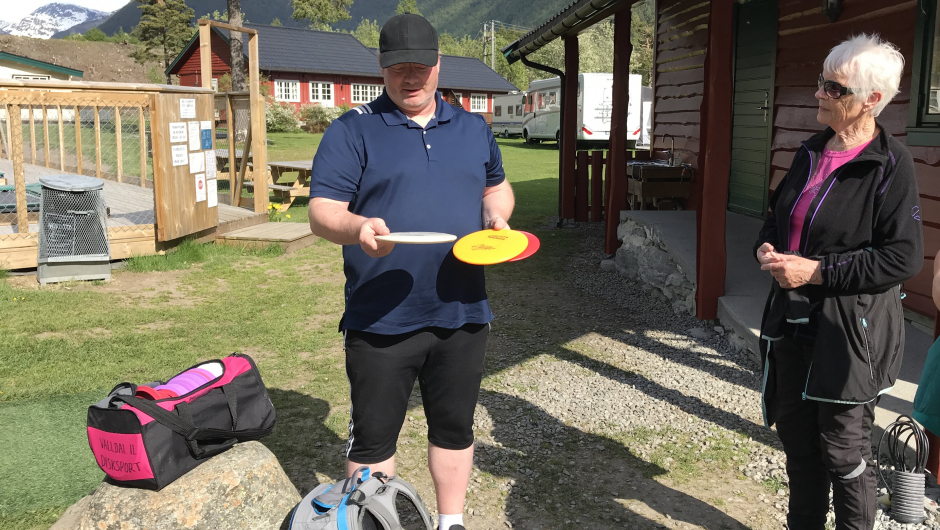 Kursleiar Richard Moen med diskar i ulik farge og form. Kursleiar Richard Moen med diskar i ulik farge og form.