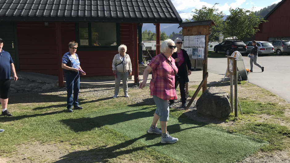 Anne med skikkeleg langt kast. Anne med skikkeleg langt kast.