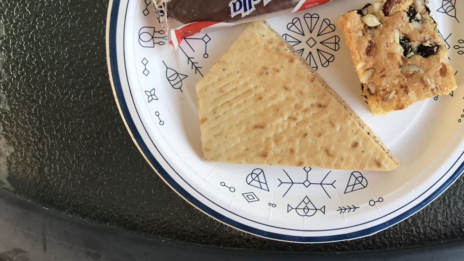 Kaldt vatn og is spanderte VTS. Kaker frå Ellinor og Kjellaug. Kaldt vatn og is spanderte VTS. Kaker frå Ellinor og Kjellaug.