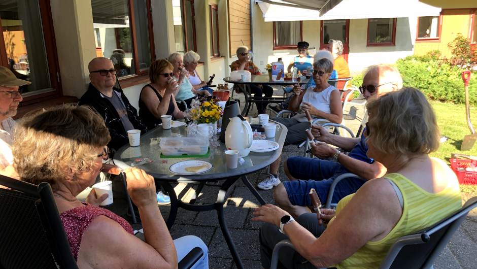 God stemning i pausen, - måtte søke ly frå sola. God stemning i pausen, - måtte søke ly frå sola.