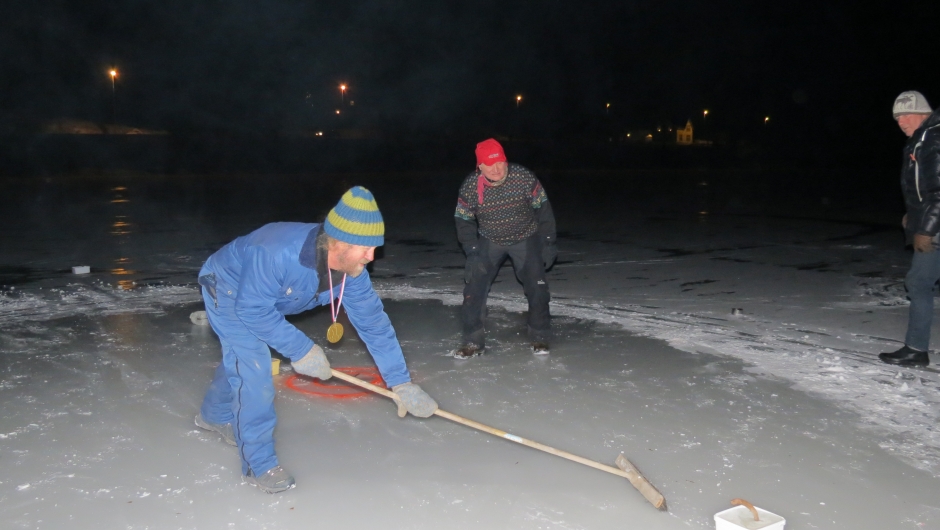 Og i andre enden, i målområdet, står Rune med kosten