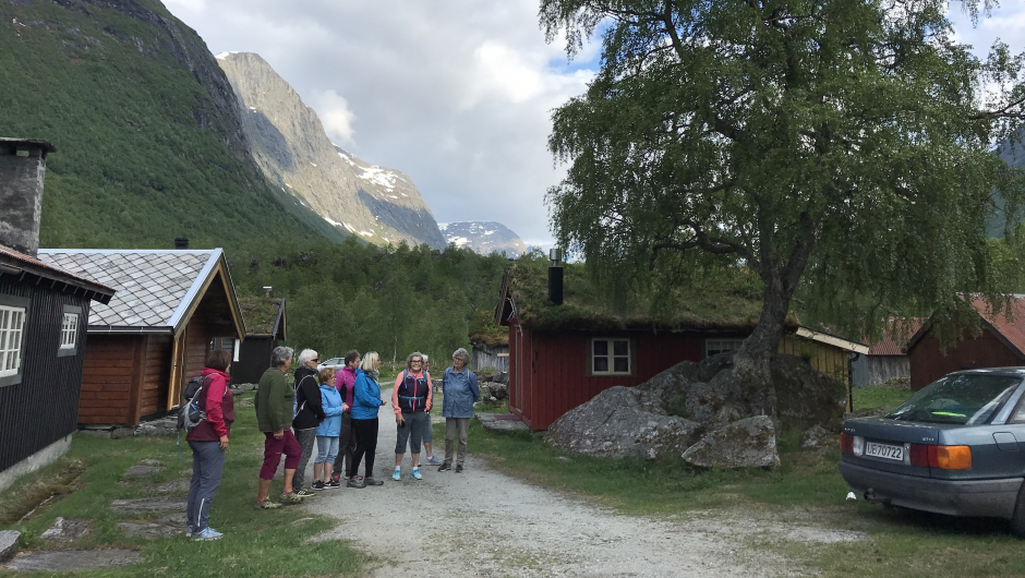 Her står vi Rues gate! fekk namnet etter alle kuruene som brukte vere der, og med litt fransk svung! Her står vi Rues gate! - Namn etter alle kuruene som brukte vere der, og med litt fransk svung!