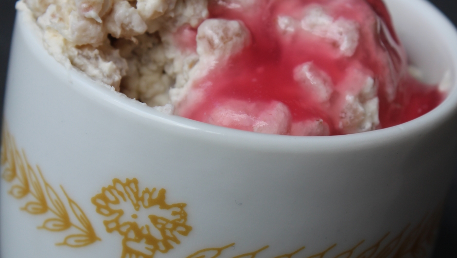 Byggkrem med raud saus