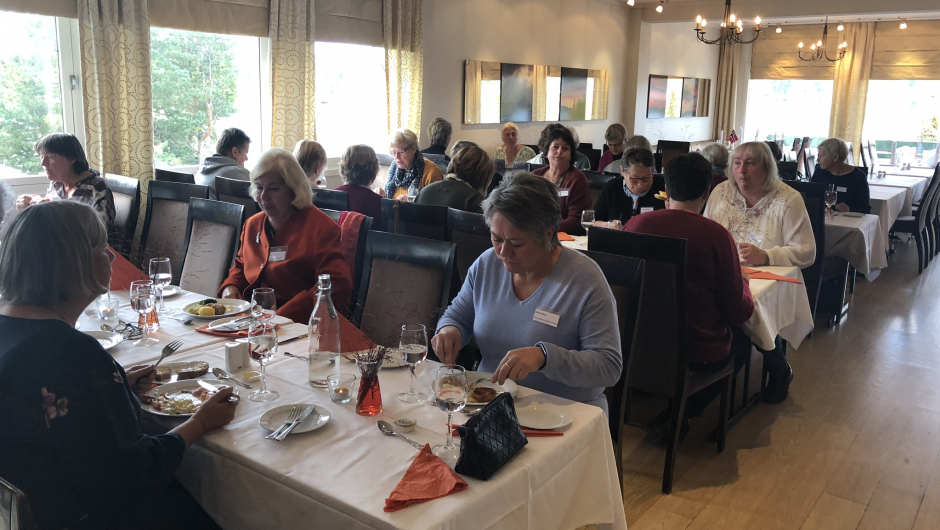 Og praten fortsatte rundt bordet Og praten fortsatte rundt bordet