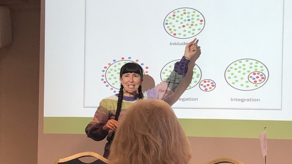 «Kvinner Ut». «Kvinner Ut».