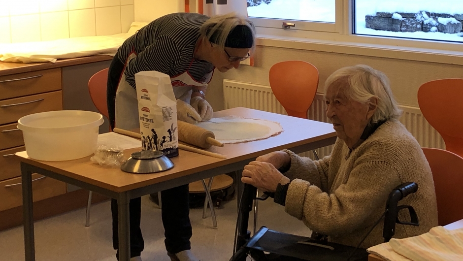 Nikka på besøk! - ho ser dårleg, men likte å vere med og kom med gode råd. Nikka på besøk! - ho ser dårleg, men likte å vere med og kom med gode råd.