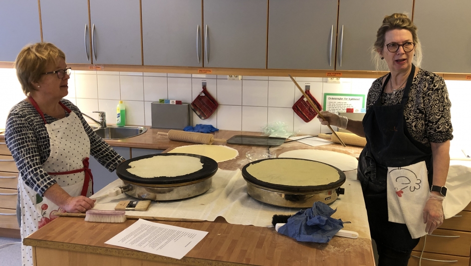 Flotte lefser, - Gerd og Eva Hilde i aksjon. Flotte lefser, - Gerd og Eva Hilde i aksjon.